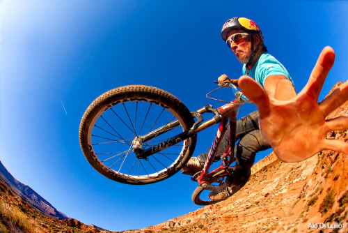 griffomtb:  Rad angle on a Bearclaw handplant Source: Pinkbike POD