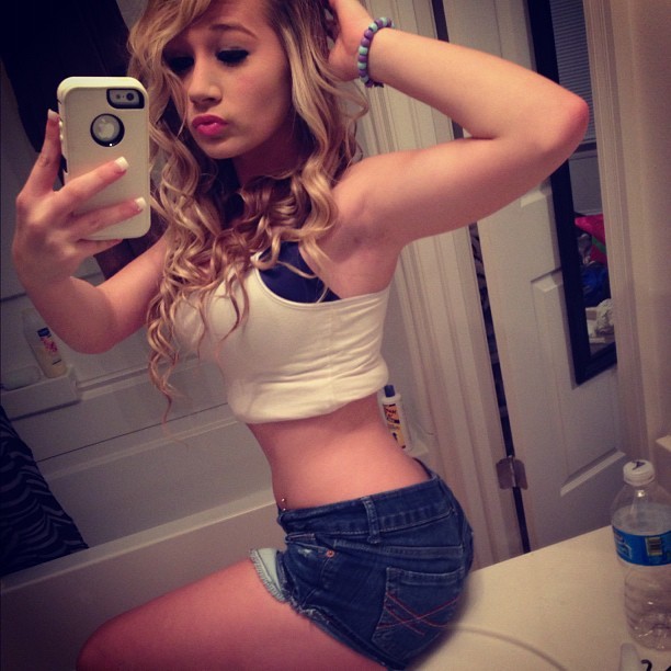 kaileyjadee:  Ass on the counter likka slut.c; 