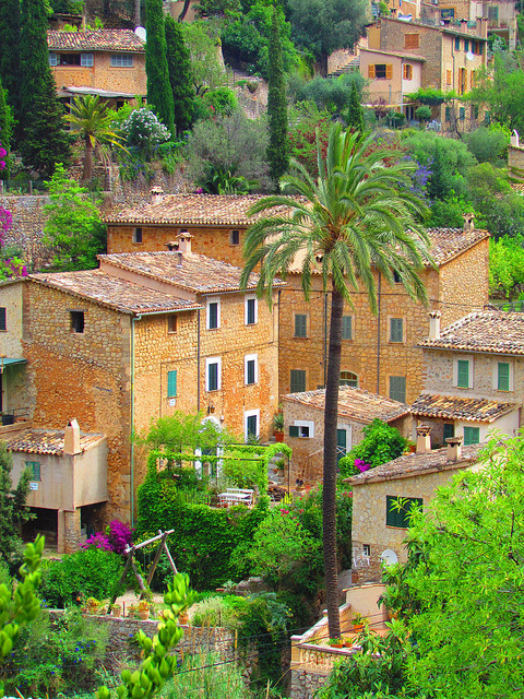 The charming village of Deià in Mallorca Island, Spain (by twiga_swala).