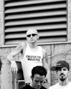 shut-up-and-love-linkin-park:  Chester the molester♥ lol