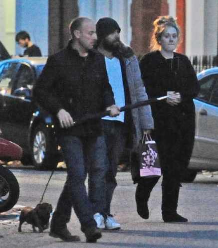 adeleadkins-br:  Categorias: Família > Passeio > Candids > 2012 > 30/10. 