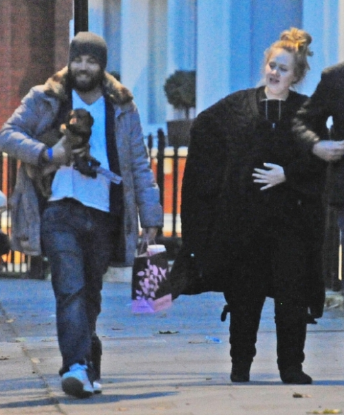 adeleadkins-br:  Categorias: Família > Passeio > Candids > 2012 > 30/10. 