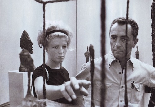 Michelangelo Antonioni e Monica Vitti ad un'esposizione di Giacometti