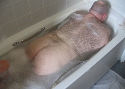 fatback64:  bigbuttsandbigboys:  gulobear:  bottom from top  love bigboys in bathtubs! ;)  wow to have a night with him. too bad I can’t seem to find the movie sumo bruno. via Stumblr 