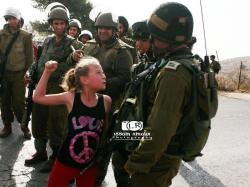 lonewinterwolf:  Angry Palestine girl trying to punch a soldier. Brave girl. Niña Palestina enojada tratando de golpear a un soldado. Niña valiente. I don’t own this photo Esta foto no es de mi propiedad.  