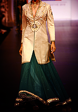vastderp:  thischick25:  queenofsunspear-deactivated2014: {Indian Couture} Part IV