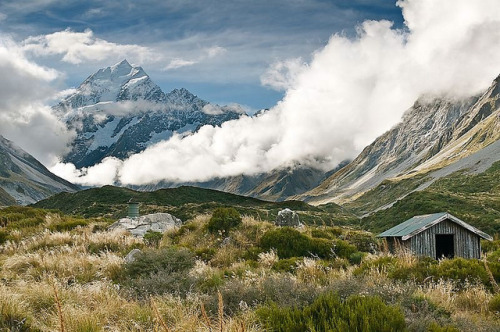 Altitude clouds in Mount Cook National Park, New Zealand (by hiralgosalia).