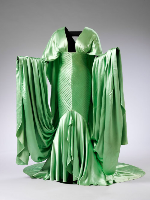 tiny-librarian: A gorgeous green gown worn by Claudette Colbert as Cleopatra. I can only imagine how