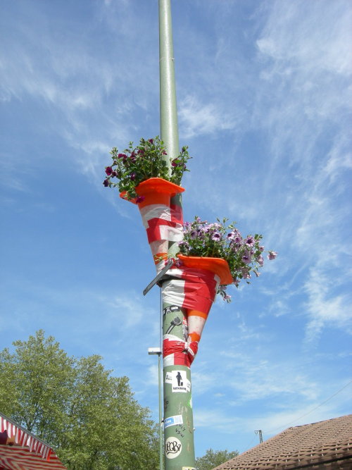 thisbigcity:  stofflowsky:  Flower Power  Urban gardening, using everyday urban items. Possibly ille
