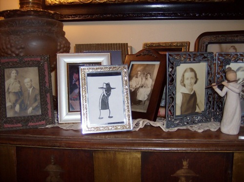 dashingdualscar:  dashingdualscar:  family portraits   update its been there for a full 24+ hours and no removal or mentioning of it thinking of adding obama 