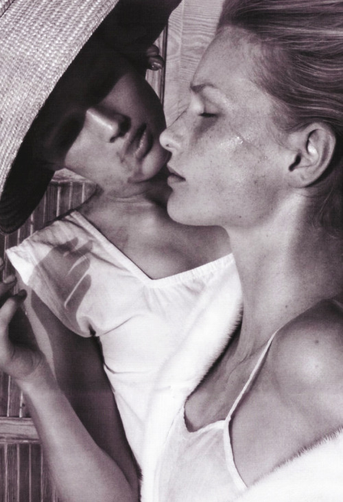 meiselmuse:Toni Garrn & Katrin Thormann / Vogue Italia November 2008 “Cottage in riva al mare” B
