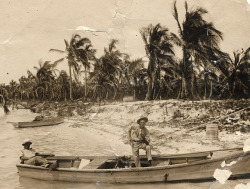 oldflorida:  Meet me in the Keys, ca. 1910. (via Florida Keys—Public Libraries on Flickr) 