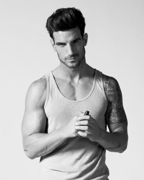 hunkopedia:  Follow Hunk’o’pedia for more hot guys! Follow my new personal blog: The Mask & The Mirror!