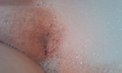 curvysubmissive:  Wet bubbly pussy lips!