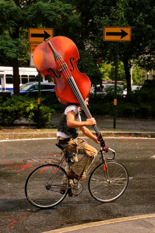 ideiasgreen: Ciclista leva violoncelo no ombro. Foto: bryantdavid77