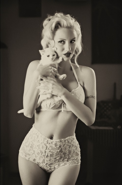 mydarkerside:  kitten ianjamesfoto:  angievonkruger:  Ana Perduv photo: Filip Dizdar MUAH: Ana Perduv  Stunning  