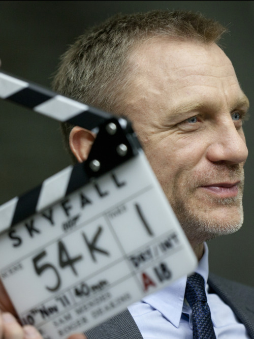 jhuosa:  Daniel Craig on the set of Skyfall (2012)  meu 007 <3