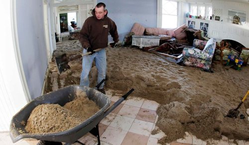 Still bailing out in the Rockaways. hawktrainer: photo: Tom Mihalek/Reu (via Freezing Temperatu