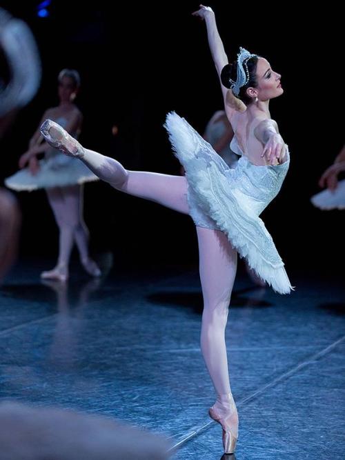 thedailyballet: Amber Scott in Swan Lake. Photo by Lynette Wills.