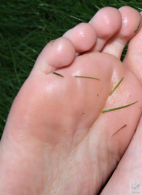 gener331:  chinesefoot:  chinese feet   wet soles, wet feet  So sexy