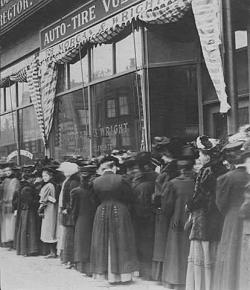 lostsplendor:  Minneapolis women lining up to vote for the first time in a presidential election, 1920” (via MinnPost) 
