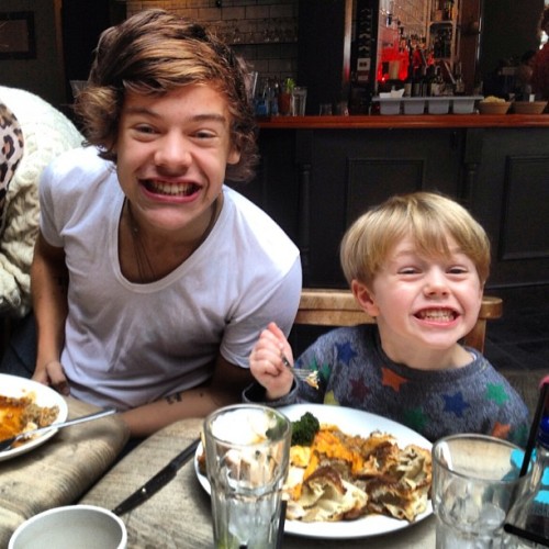 a-ussi:  lohanthony:  omfg imagine harry as a dad  Meet my husband and my son 