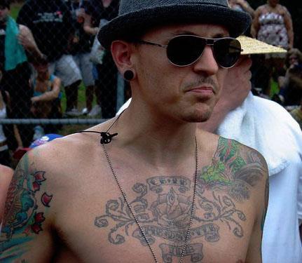 shut-up-and-love-linkin-park:  Dalla serie: le magliette sono fuori moda (ma alle fan non dispiace) mlmlml