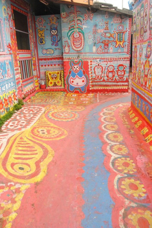 muirgilsdream:Street in Rainbow Village, Taichung, Taiwan.