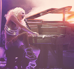 0hmygaga:  lady gaga + piano 