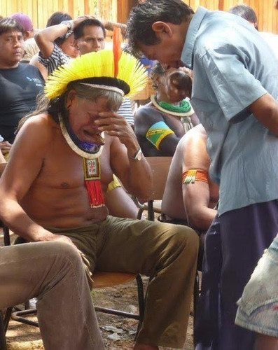  “O Cacique Raoni chora ao saber que Dilma liberou o inicio das construções de Belo Monte. Belo Monte seria maior que o Canal do Panamá, inundando pelo menos 400.000 hectares de floresta, expulsando 40.000 indígenas e populações locais e destruindo