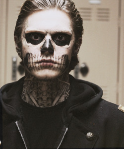 lunarra:  Evan Peters just makes it too easy to fall in love with a psychopath. Newest crush, Tate Langdon. 