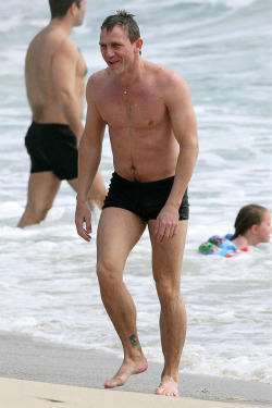 underhell:  Daniel Craig (paparazzi photo) 