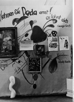 archives-dada:  Exposition “Art dégénéré”, Troisième panneau, “Nehmen Sie Dada ernst - es lohnt sich”, 1937, © BPK, Berlin, Dist. RMN-Grand Palais/image BPK. 