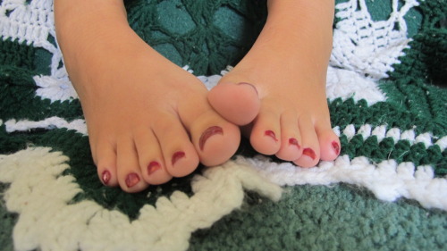 girlyfeet101:  barefootwomen101:  feetzhellyeah:  ^^  Girl feet fan series Follow:              http://barefootwomen101.tumblr.com  girly feet series 