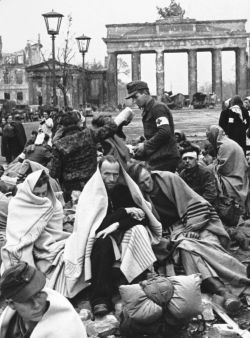 ausschreitungen:  German soldiers taken prisoner near the Brandenburg Gate. May, 1945 