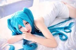 weheartcosplay:  Hatsune Miku - VocaloidCosplayer: