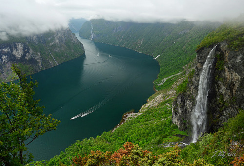 Waterfall in Geirangerfjord, Norway (by Lars Hinksten).
