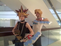 kunaiyouki:  PERFECT YAMI YUGI/ATEMU/ATEM and HONDA JOUNOUCHI/JOEY WHEELER COSPLAYERS!!!They were making their way to a photoshoot, but I managed to snap a really good really fast picture~!  