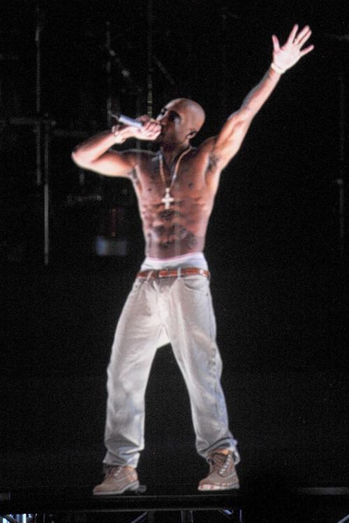  Eu realmente acredito que sou abençoado por Deus e que ele caminha lado a lado comigo. Tupac Shakur 