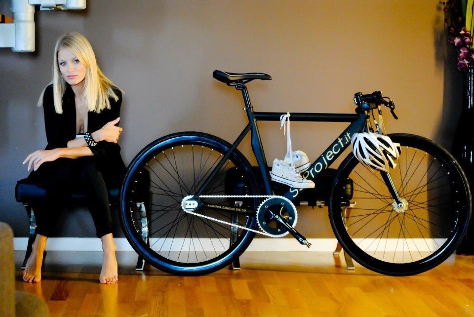 fixiebuzz:  Cool bike… hot blonde…