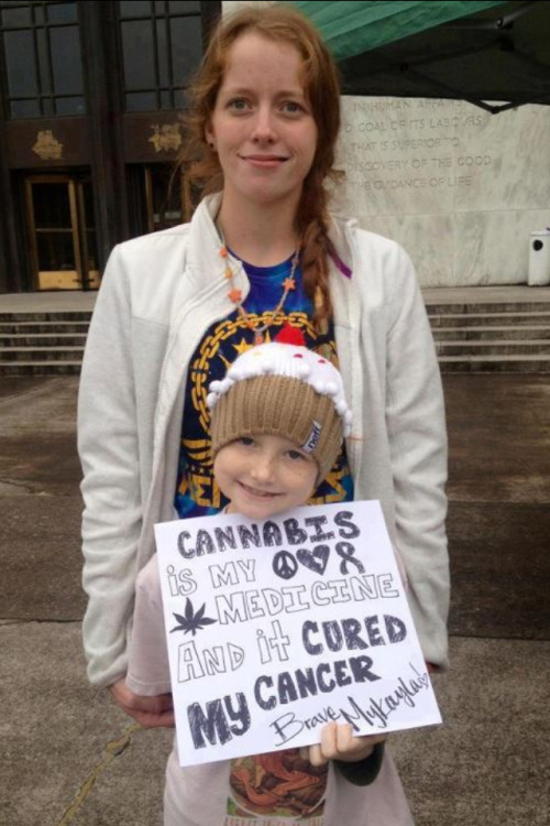 dirrtyflowerchild:  dirtyhippie13:  this little girl was getting baked  this literally makes me have so much more faith in humanity. I wish this had so many more notes, people need to see and realize that marijuana is not a drug, it is a medicine, an