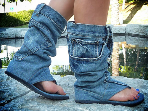 mydetheturk:tubaplaysmatt:they made something worse than crocs omgHOW IS THAT PHYSICALY PSOSIBLEL