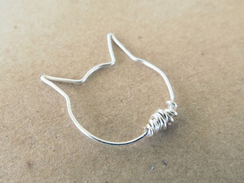 DIY Easy Wire Cat Ears Ring Tutorial from Wobisobi here. *For more wire work projects go here:truebl