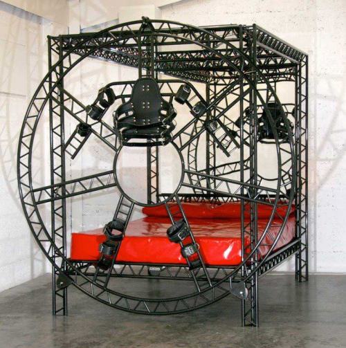 whorespain: beautifulkink:  Check this bed out….  Way cool.