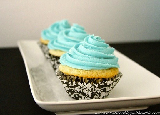 gastrogirl:  tiffany blue vanilla cupcakes. 