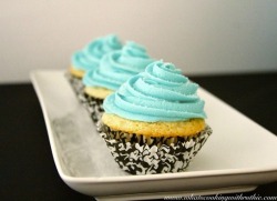 gastrogirl:  tiffany blue vanilla cupcakes.