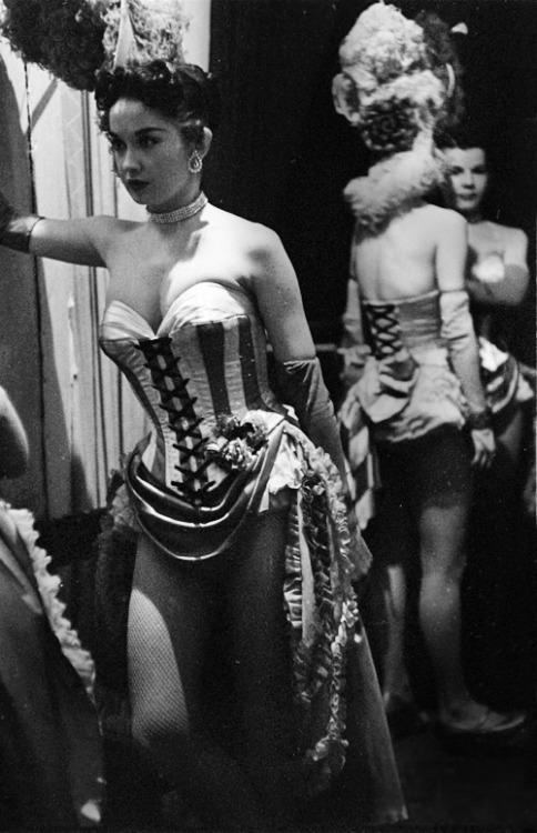 vintagegal: Showgirl Dale Strong photographed by Lisa Larsen, 1952