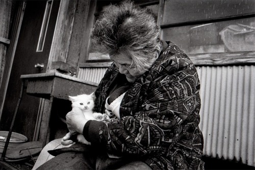 kittehkats: Misao and Fukumaru.  “We will never be apart.” 12 years ago, Japanese photographer, Miyoko Ihara (伊原　美代子) started to take photographs of her grandmother, Misao. Born in 1981 in Chiba (Japan), Miyoko Ihara has studied under