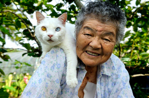  Misao and Fukumaru.  “We will never be apart.” 12 years ago, Japanese photographer, Miyoko Ihara (伊原　美代子) started to take photographs of her grandmother, Misao. Born in 1981 in Chiba (Japan), Miyoko Ihara has studied under Kenji Higuchi