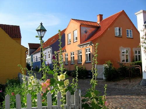 (via Colours of Ebeltoft, a photo from Aarhus, West | TrekEarth)Ebeltoft, Denmark
